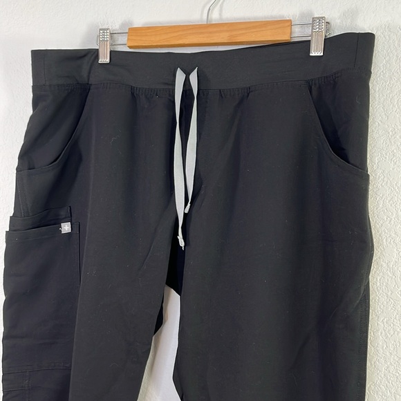FIGS Kade Cargo Pant Scrubs Black size XL/P Nurse scrubs - Picture 3 of 9